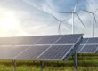 Solarpark mit 3 Windrädern im Hintergrund