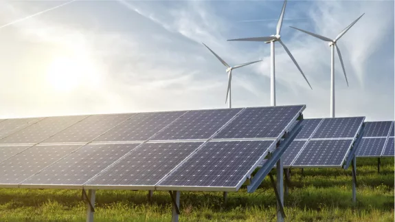 Solarpark mit 3 Windrädern im Hintergrund