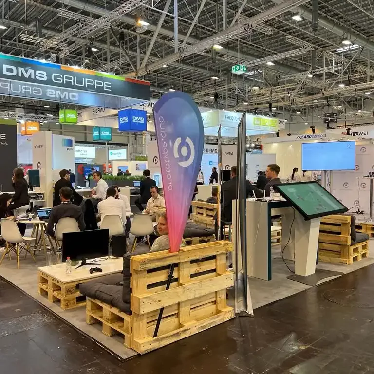 Großaufnahme des prototype.club Messestands auf der E-world.