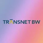 TransnetBW Logo auf buntem Hintergrund
